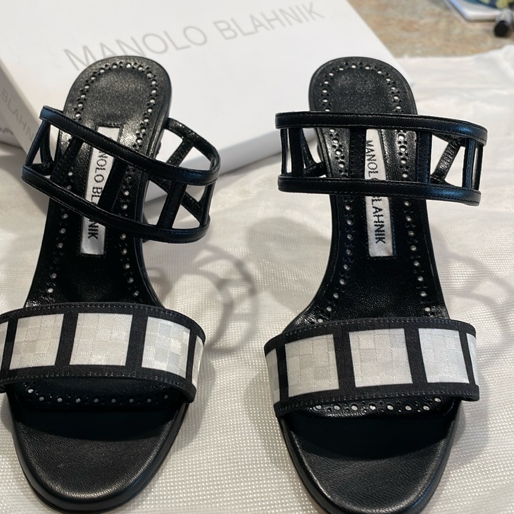 Brand new Manolo Blahnik 90MM slip on mules